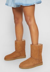 UGG - CLASSIC SHORT - Klasiski puszābaki - chestnut Miniatūras attēls 1