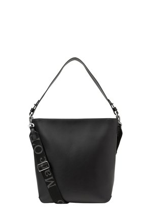 Borsa a secchiello in pelle nera con una texture liscia, dotata di un manico superiore singolo e di una tracolla rimovibile con dettagli del logo.