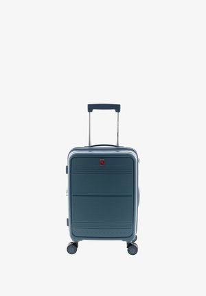 Harde koffer in donkerblauw met een gestructureerd oppervlak, uitschuifbare handgreep en vier draaibare wielen voor gemakkelijke mobiliteit.