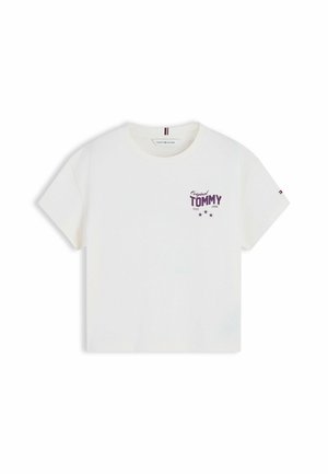 Hvid t-shirt med korte ærmer og rund hals med lilla "Original Tommy NYC 1985" tekst og stjerner på brystet samt et lille flaglogo på venstre ærme.