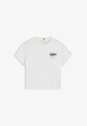 Hvid t-shirt med korte ærmer og rund hals med lilla "Original Tommy NYC 1985" tekst og stjerner på brystet samt et lille flaglogo på venstre ærme.