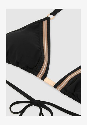 Czarny trójkątny top bikini z beżowo-białym paskowanym wykończeniem i złotym prostokątnym metalowym detalem na ramiączku.