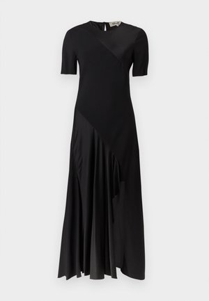 Vestido midi preto com mangas curtas, design assimétrico. Feito de tecido liso com um detalhe drapeado e decote redondo nas costas.