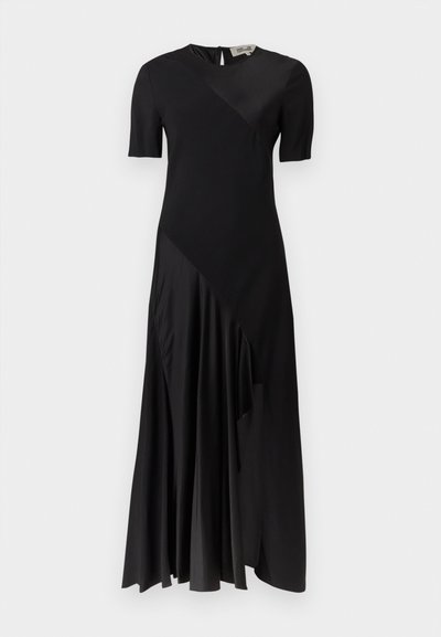 Fekete midi ruha rövid ujjal, aszimmetrikus kialakítással. Simább anyagból készült, elegáns redőzéssel és kerek nyakkivágással a háton.