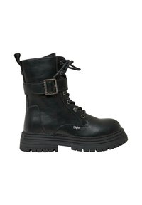 Bota de combate de cuero negro con suela gruesa con tacos, cordones, correa de hebilla lateral y etiqueta de marca pequeña en el costado.