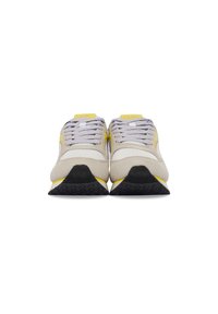 Sneaker grigie chiare con tomaia in suede e tessuto, dettagli gialli e suola in gomma nera texturizzata con un design curvo.