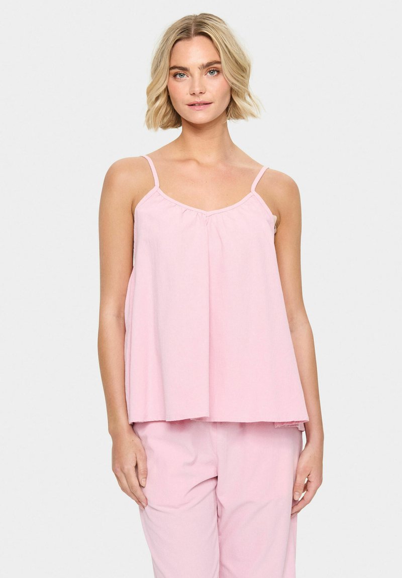 Top senza maniche rosa con vestibilità ampia, design plissè sul colletto e spalline sottili regolabili. Texture liscia e tessuto leggero.