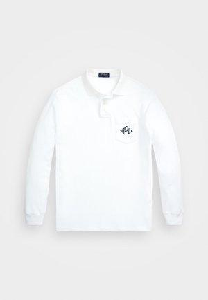 Biała koszulka polo z długim rękawem, kołnierzykiem i plisą z guzikami, z małą kieszonką po lewej stronie na piersi z ciemnym haftowanym logo.
