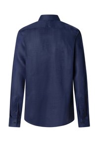 Camisa de manga larga azul marino, con cuello y textura suave, que presenta puños abotonados y un dobladillo recto. Vista trasera ajustada.