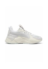 Bílé a světle šedé sportovní tenisky s šněrovacím designem, texturovanými bočními panely, polstrovanou podrážkou a poutkem na patě a na jazyku.