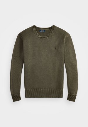 Maglione a collo tondo di colore verde oliva, lavorato a maglia, con maniche lunghe e polsini e orlo a costine, caratterizzato da un logo ricamato discreto sul petto.