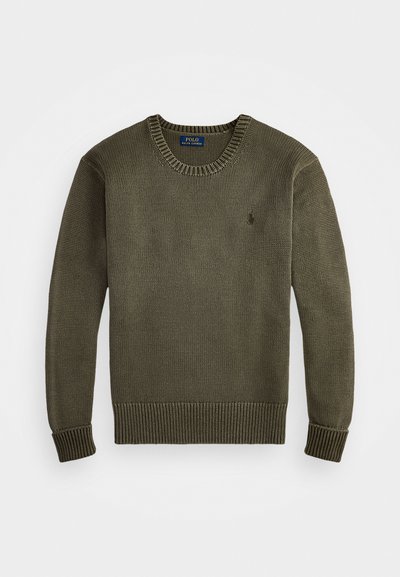 Oliven grønn strikket genser med rund hals og lange ermer, med ribbestrikkede mansjetter og kant, med en diskret brodert logo på brystet.