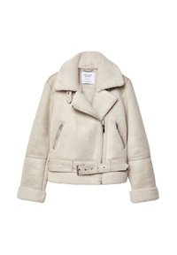 Veste en peau lainée couleur crème avec poches zippées, large col, ceinture à l'ourlet et manches retroussées pour révéler la doublure douce.