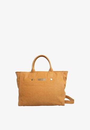 Tan leren tote bag met twee bovenhandvatten, featuring metalen studs en een horizontale accentlijn. Ruimtelijk ontwerp met een gestructureerde vorm.
