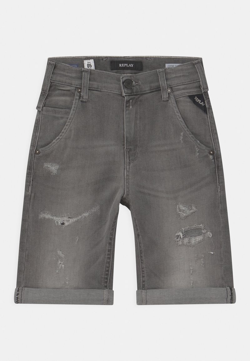 Shorts de denim gris con un acabado desgastado, dobladillos vuelta y dos bolsillos frontales. Presenta una etiqueta de marca en la cinturilla y en el bolsillo.