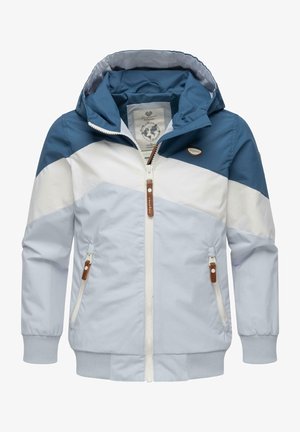 Giacca leggera in blu chiaro, blu scuro e bianco con cappuccio, chiusura con zip e tasche laterali. Presenta un'accenno di pelle e dettagli del logo.