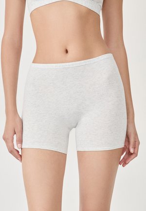 Pantaloni boyshort in cotone grigio chiaro con cintura elastica e design senza cuciture, caratterizzati da una texture morbida e lunghezza fino a metà coscia.
