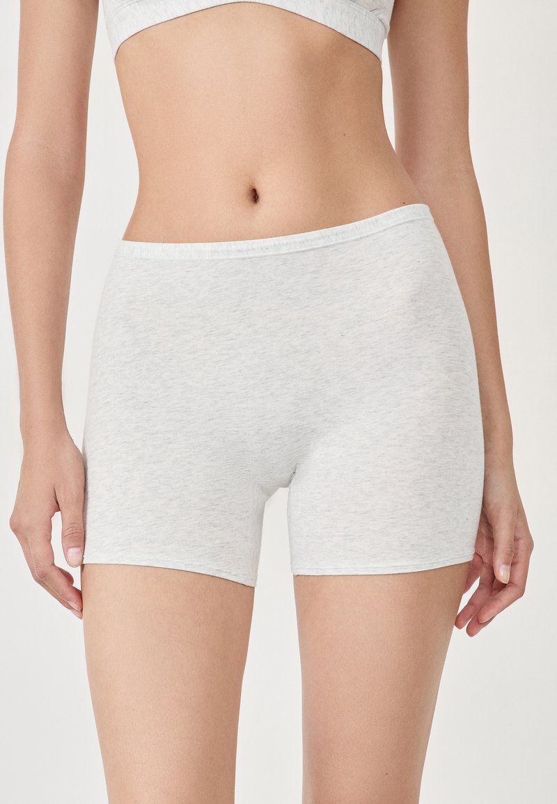Ljusgrå bomullsboyshorts med elastiskt midjeband och sömlös design, med en mjuk textur och längd till mitten av låret.