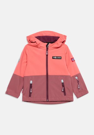 Børnejakke med hætte i koral og mauve med frontlynlås, to lommer, Troll Kids-logo på brystet og et lille flagmærke på ærmet.