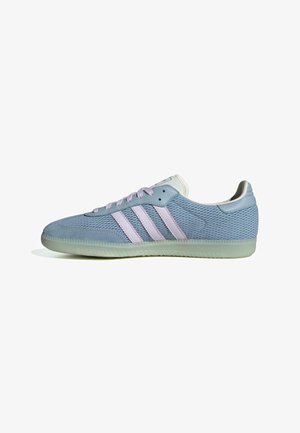Helles blaues Sportschuh mit Netzmaterial, pinken Streifen und cremefarbenen Akzenten. Verfügt über eine strukturierte Gummisohle und ein Schnürdesign.