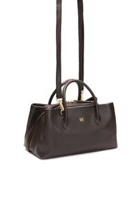 Ruskea nahkainen käsilaukku, jossa on jämäkkä muoto, kaksinkertaiset ylhäältä kannettavat kahvat, pitkä olkahihna ja kultapainotteiset yksityiskohdat.