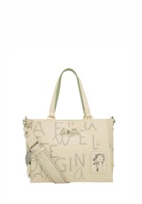 Bolso de mano beige con letras perforadas, textura suave, asas cortas y correa de hombro desmontable. Incluye un logotipo y un detalle de personaje.