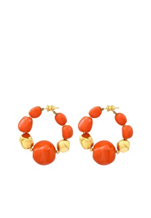 Boucles d'oreilles créoles avec des perles texturées irrégulières orange et or alternées sur une monture en fil d'or.