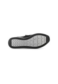 Zool van een zwart en grijs casual schoen met een gepatterneerde loopvlak en de merknaam "Gabor" in reliëf bij de hiel.