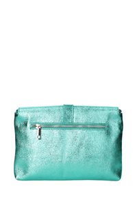 Turquoise metallic clutch bag met een gladde textuur, voorzien van een bovenste ritssluiting en een voorzak met ritssluiting voor extra opslag.