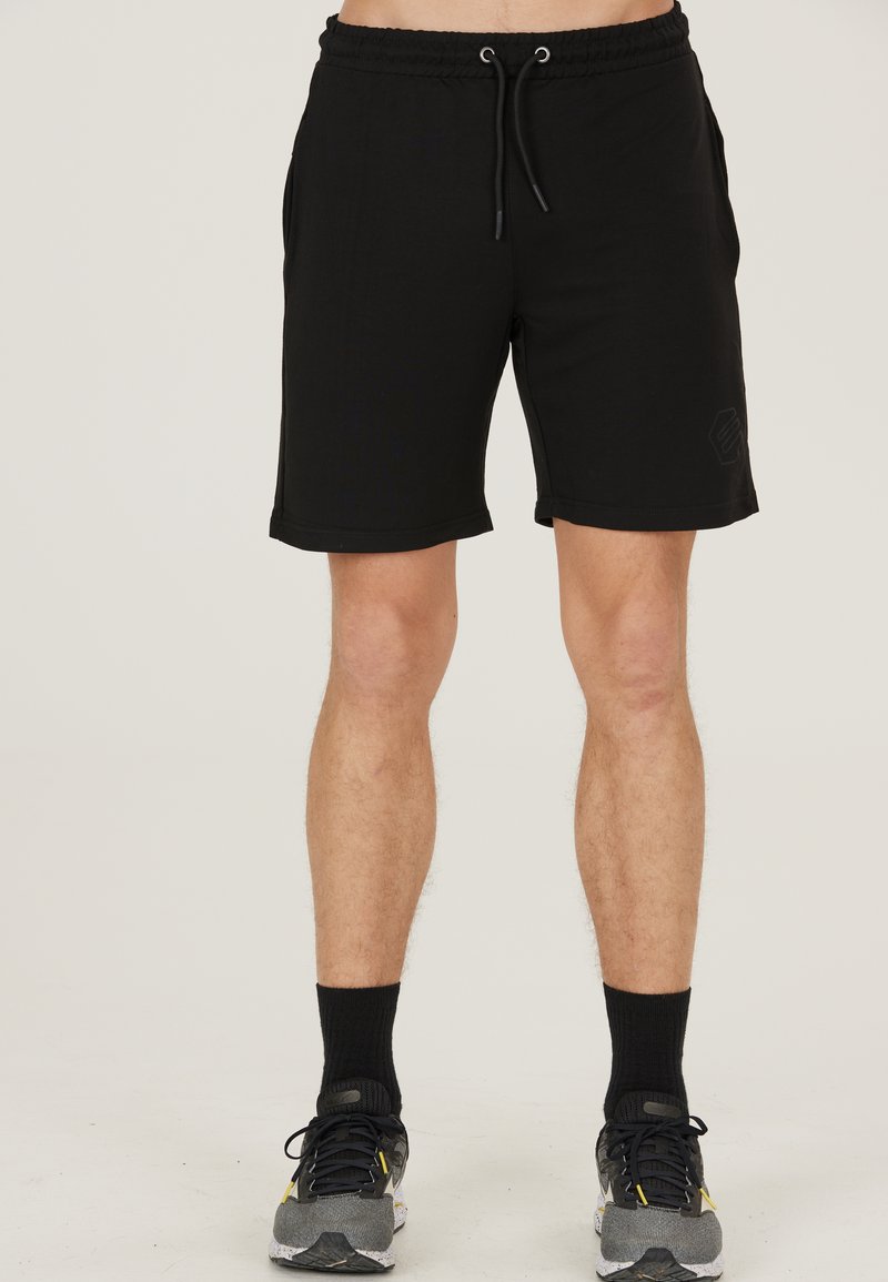 Zwarte sport shorts met een verstelbare koord, voorzien van zijzakken en een subtiele logo op de linkerdij. Gladde stofstructuur.