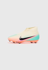 Nike nogometne kopačke s gradijentnim dizajnom od svijetlo žute do minte zelene i ružičaste, s crnom swoosh oznakom i teksturiranim gornjim dijelom.