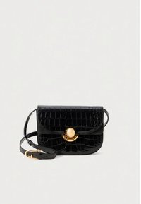 Borsa a tracolla in pelle sintetica nera con texture a rilievo simil-coccodrillo, patta arrotondata, dettagli dorati e tracolla regolabile.