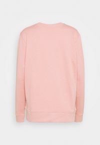 Sweat-shirt rose clair à manches longues et col rond, montré de dos avec des poignets et un ourlet côtelés sur un fond uni.