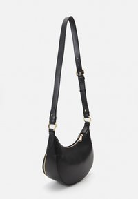 Sac à épaule en cuir noir avec une forme incurvée, doté d'une fermeture éclair dorée et d'une sangle réglable. Texture lisse, design minimaliste.