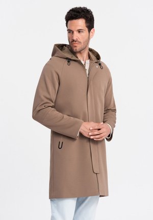 Abrigo capuchón beige con una textura suave, que presenta un cierre frontal de cremallera, capucha con cordón y un diseño de bolsillo decorativo. Ligero y de un corte moderno.