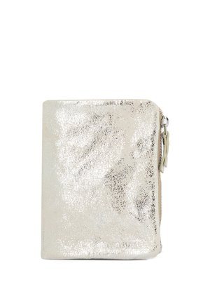 Petit portefeuille argenté brillant avec fermeture éclair, surface métallique texturée sur fond blanc.