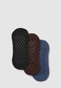 Trzy pary skarpetek antypoślizgowych w kolorze czarnym, bordowym i niebieskim. Wszystkie mają gumowe kropki zapewniające przyczepność. Gładka faktura materiału.