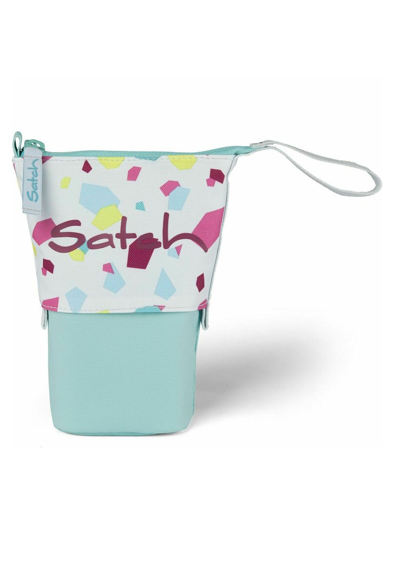 Reißverschlussbeutel in Hellblau und Weiß, mit einem bunten geometrischen Muster in Pink, Gelb und Blau, ausgestattet mit einem Handgelenkriemen für einfaches Tragen.