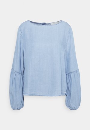 Blusa azul claro de manga larga con puños fruncidos y escote redondo, confeccionada en tejido suave y ligero.