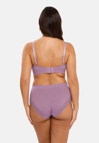Soutien-gorge lavande et culottes taille haute avec fil en dentelle. Texture lisse, bretelles réglables et fermeture à crochets à l'arrière.