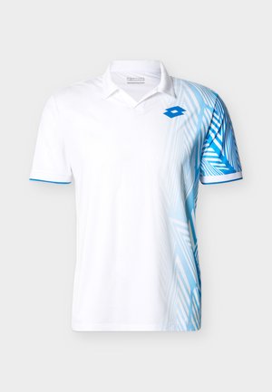 Hvit kortermet poloshirt med blå geometrisk mønster på høyre side og erme, med en blå merkevarelogo på brystet.