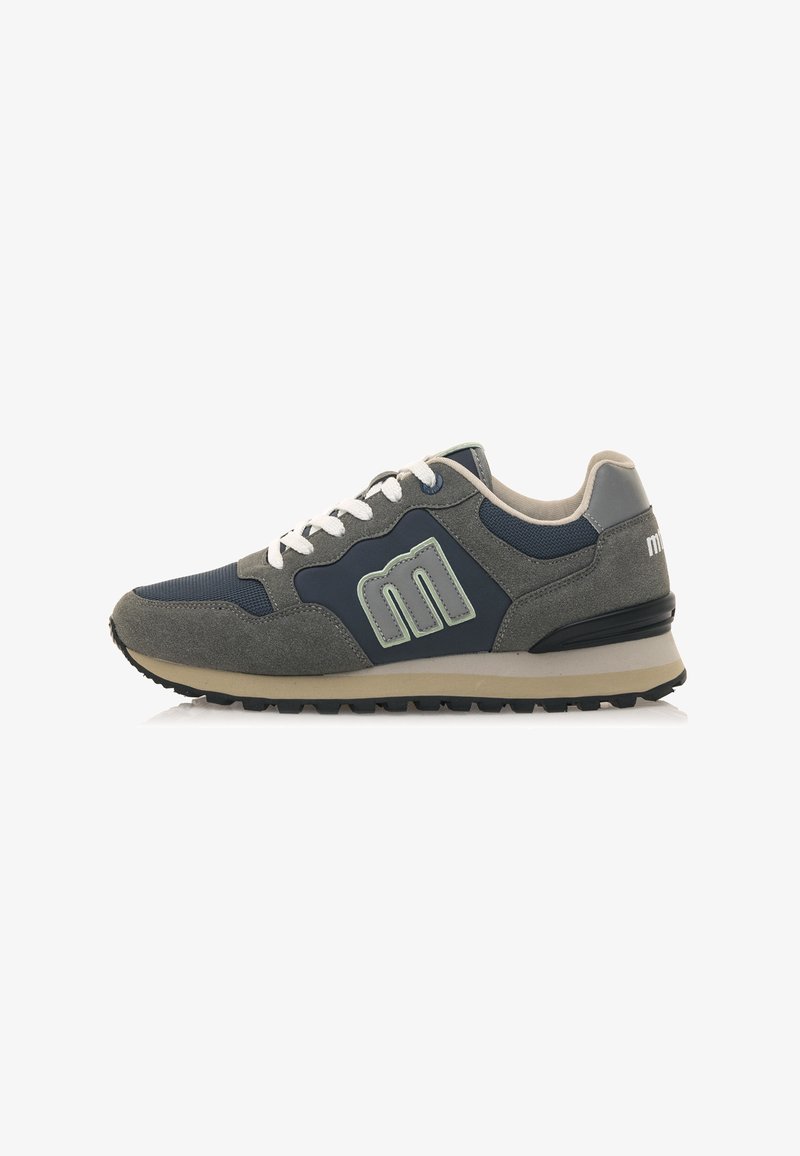 Zapatillas de running para hombres que presentan una combinación de malla de color azul marino y ante gris, con un logo verde claro, cordones blancos y una suela exterior de goma negra.