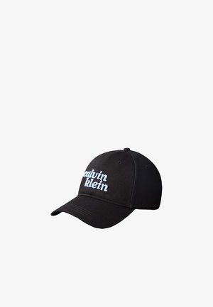 Schwarze Baseballkappe mit gebogenem Schirm, vorne mit weiß gesticktem "Calvin Klein"-Logo.