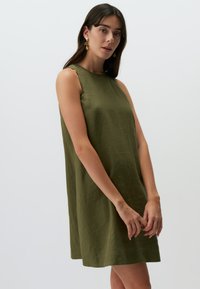 Olivgrünes ärmelloses Kleid in lockerem Schnitt, mit weicher Textur und rundem Ausschnitt. Glattes Gewebe mit minimalistischem Design.