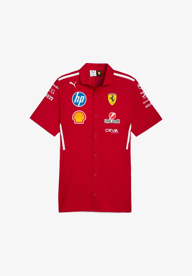 Cămașă roșie cu mâneci scurte, tip cămașă cu nasturi, fabricată dintr-un material cu accente albe. Prezintă mai multe logo-uri, inclusiv Ferrari, HP și Shell.