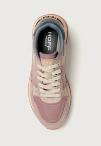 Zapatillas moradas y grises con ante texturizado, diseño de cordones, logo en la lengüeta y suela naranja en contraste. Cuenta con un collar acolchado.