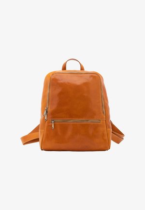 Brauner Leder-Rucksack mit glatter Textur, vorderer Reißverschlusstasche und gepolsterten Schulterriemen. Rundliche Form und dezente Nähedetails.