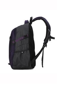 Zaino con un mix di materiali grigio scuro e viola, spallacci imbottiti, dettagli in rete, fibbia regolabile e una tasca laterale.