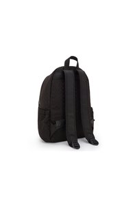 Mochila de tela negra con correas acolchadas, textura de patrón de diamante, bolsillos laterales y un asa de carga en la parte superior. Diseño compacto adecuado para el uso diario.