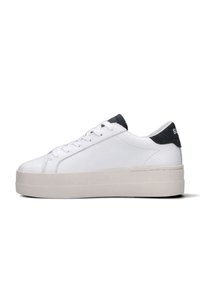 Sneaker basso bianco con suola spessa beige, lacci bianchi e tassello sul tallone nero con testo bianco su uno sfondo bianco semplice.